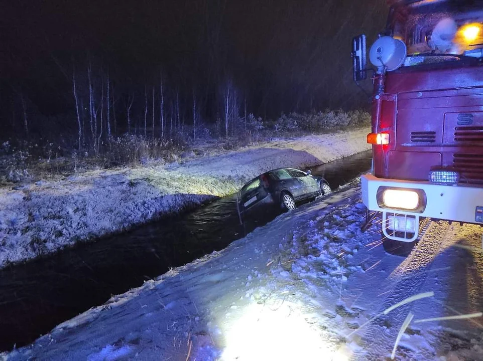 Zima w natarciu. Dwa groźne wypadki na północy Podkarpacia. Auto wylądowało w rzece [ZDJĘCIA] - Zdjęcie główne