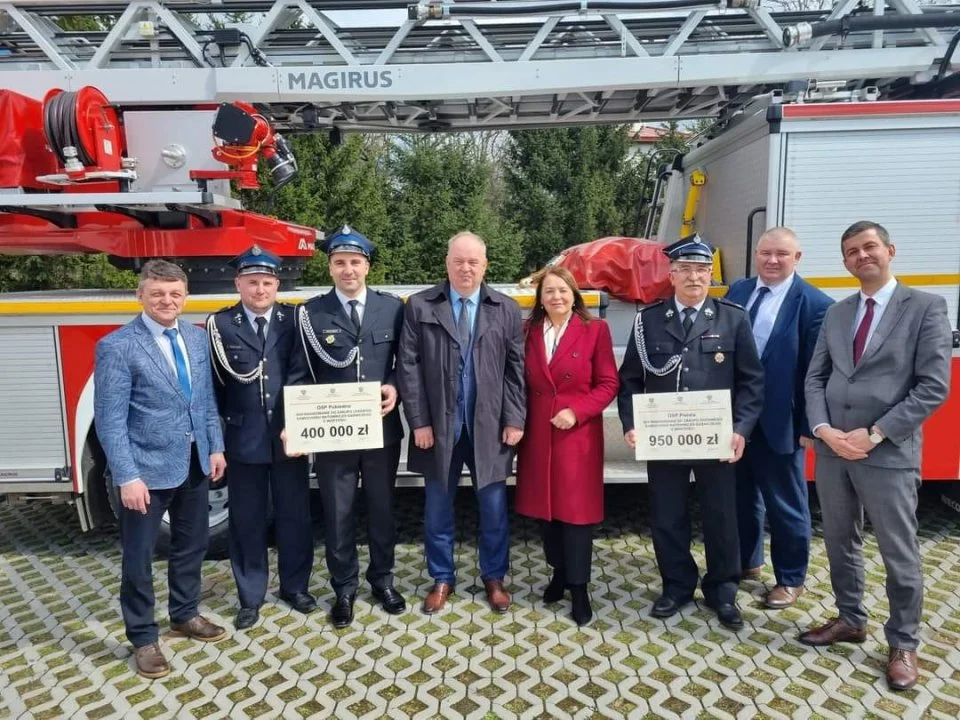 Nowe wozy dla OSP z powiatu sanockiego
