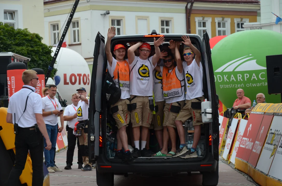 Tour de Pologne w Sanoku. Metę peletonu głównego podziwiali sami znamienici goście [ZDJĘCIA,WIDEO] - Zdjęcie główne