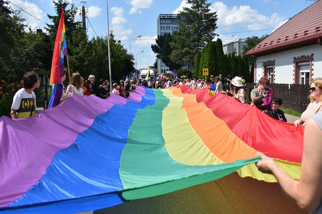 Marsz Równości przeszedł ulicami Rzeszowa. Policja nie odnotowała żadnych zakłóceń [ZDJĘCIA] - Zdjęcie główne