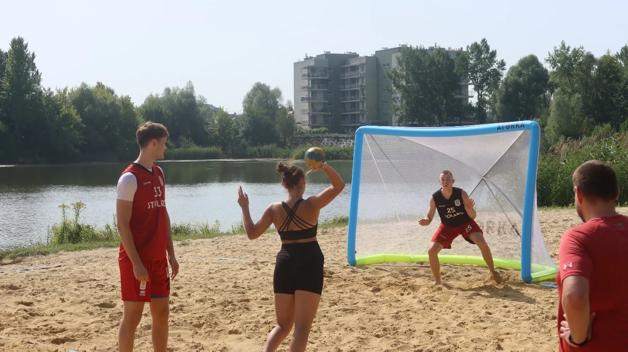 Mecz pokazowy dziewczyn z SPR Handball Rzeszów z koszykarzami Resovii. Szczypiorniak na plaży! [ZDJĘCIA - WIDEO] - Zdjęcie główne