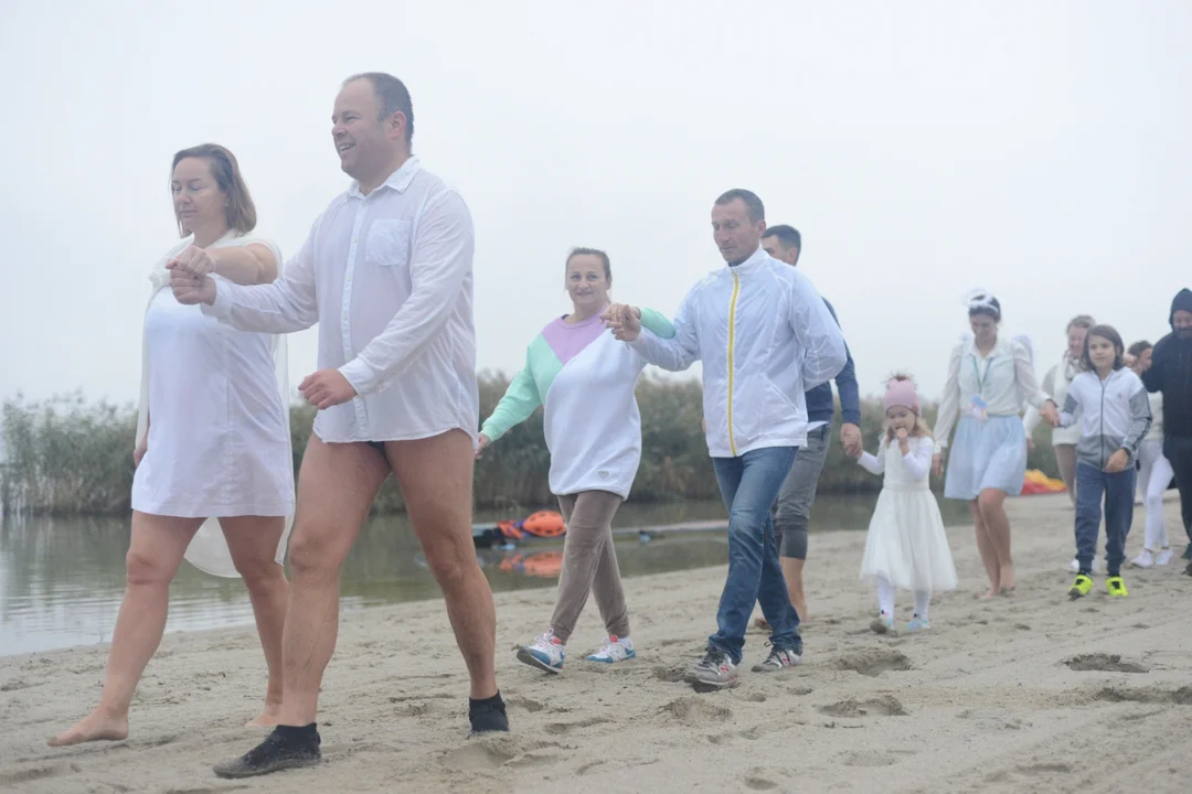 "Jezioro Aniołów" nad Jeziorem Tarnobrzeskim - zatańczyli poloneza na plaży