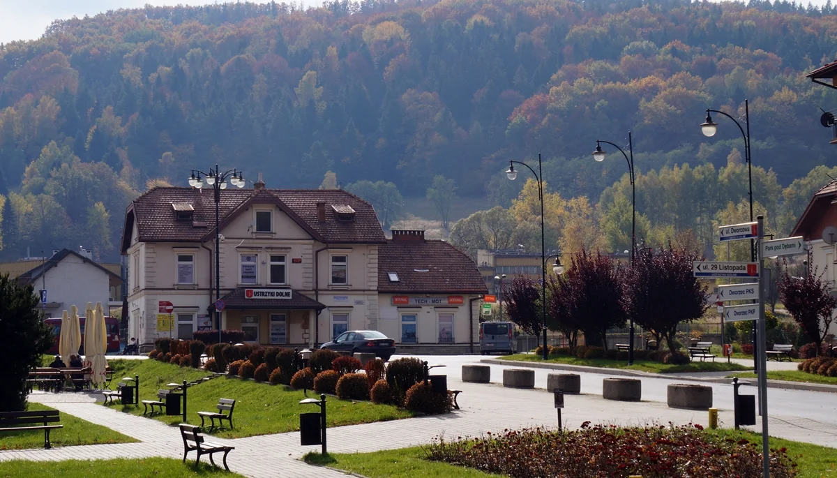 Ustrzyki Dolne mienią się w kolorowych barwach. Zobacz, jak prezentuje się miasto spowite jesienną szatą [ZDJĘCIA] - Zdjęcie główne