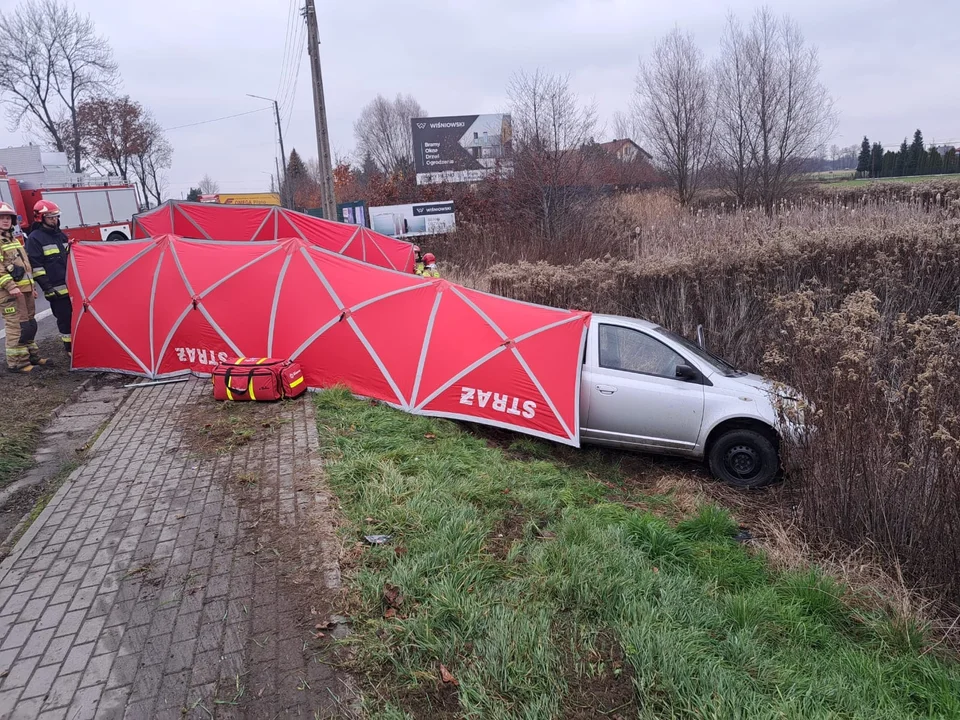 Tragiczny wypadek na drodze krajowej numer 73. Zderzenie dwóch samochodów osobowych w Pilźnie. Nie żyje jedna osoba! [ZDJĘCIA] - Zdjęcie główne