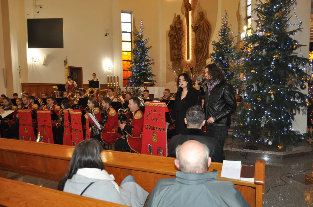 Koncert Kolęd Orkiestry Dętej Dobrynin wraz z solistami w kościele w św Marka w Rzochowie.