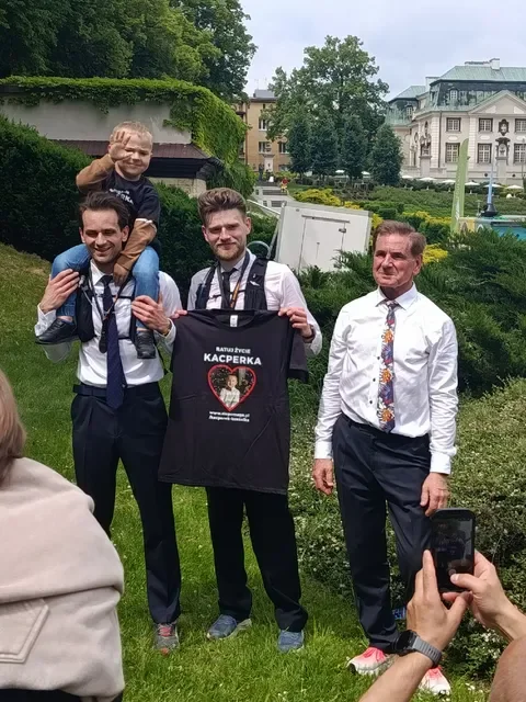 Lekarz z Rzeszowa przebiegł maraton w garniturze dla 5-letniego Kacperka