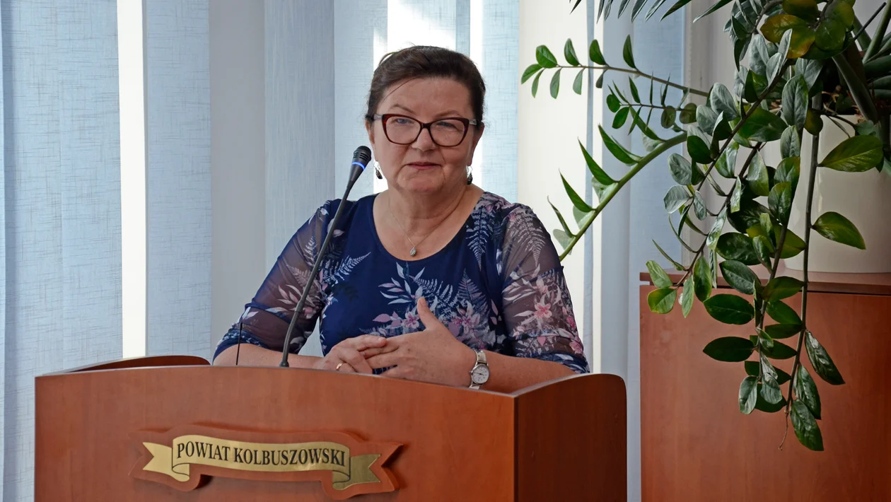 Ewa Kwaśnik po 23 latach pracy w Starostwie Powiatowym w Kolbuszowej przeszła na emeryturę - Zdjęcie główne