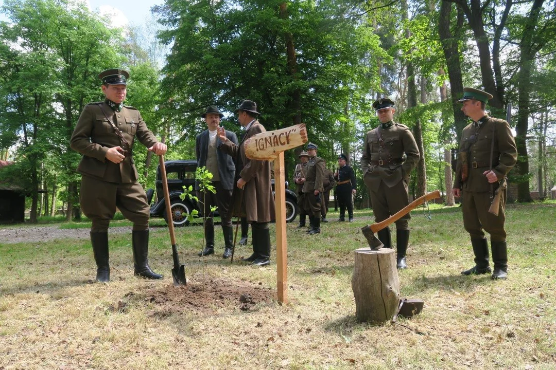 Zdjęcia z planu filmowego przedstawiające aktorów w mundurach z okresu II Rzeczpospolitej