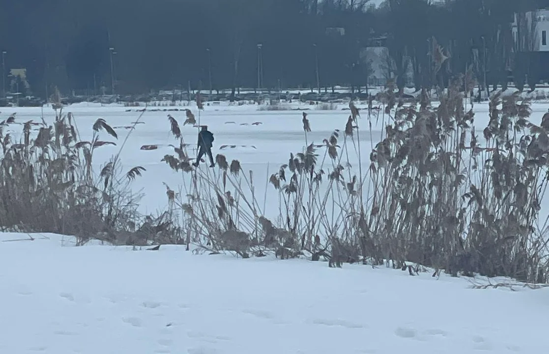 Mężczyzna szedł po zamarzniętym Wisłoku