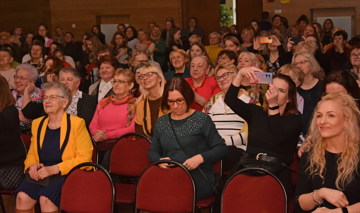 Artyści kobietom z okazji ich święta. Za nami koncert z okazji Dnia Kobiet w Miejskim Domu Kultury w Kolbuszowej [ZDJĘCIA] - Zdjęcie główne