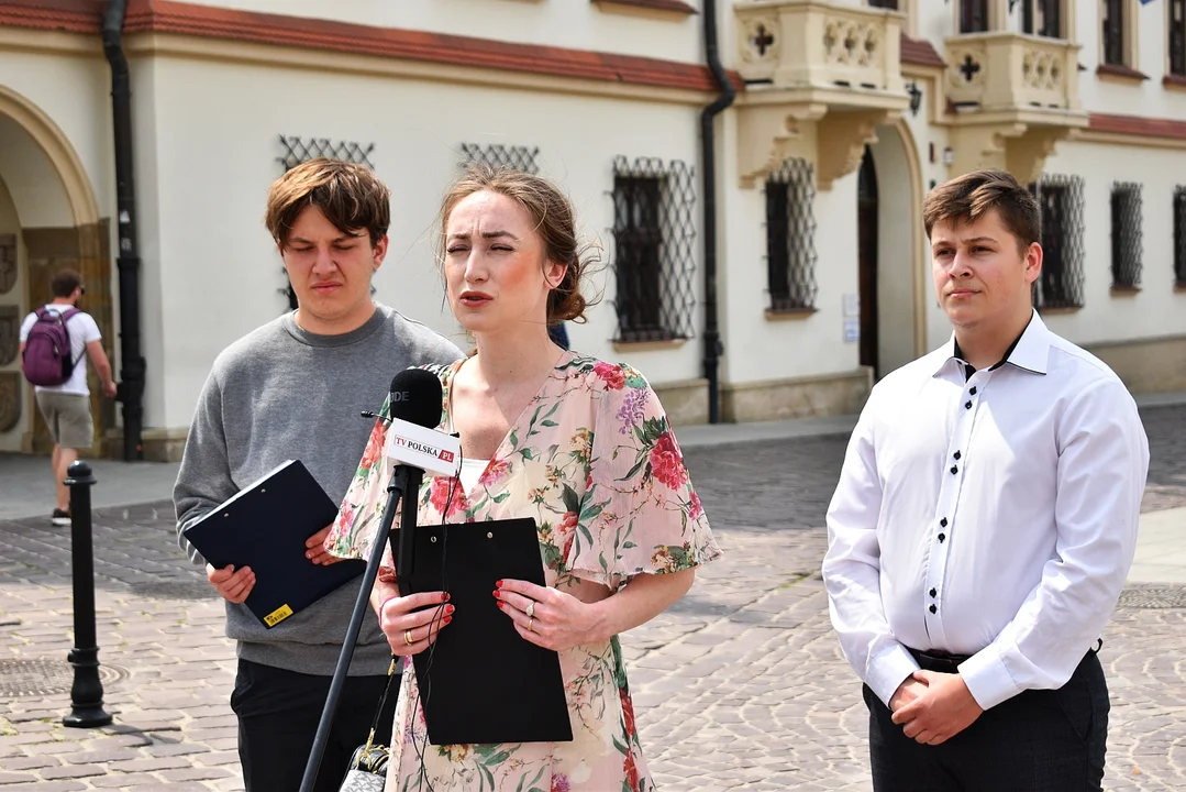 Młodzieżówka Konfederacji przeciwko podwyżkom cen biletów MPK w Rzeszowie i gminach ościennych [ZDJĘCIA] - Zdjęcie główne