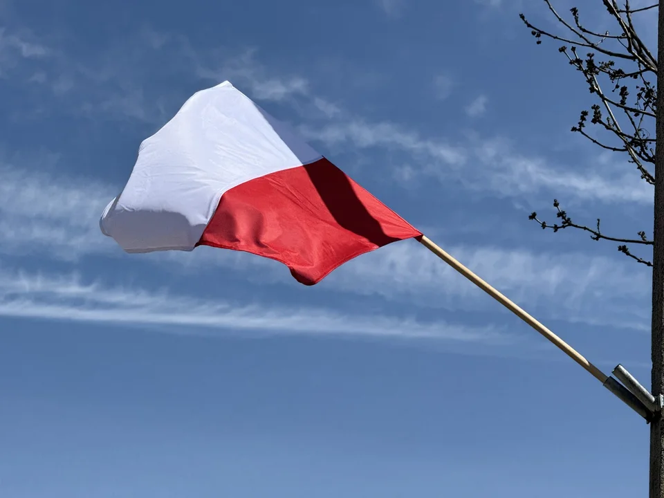 Biało-czerwone flagi w Komańczy