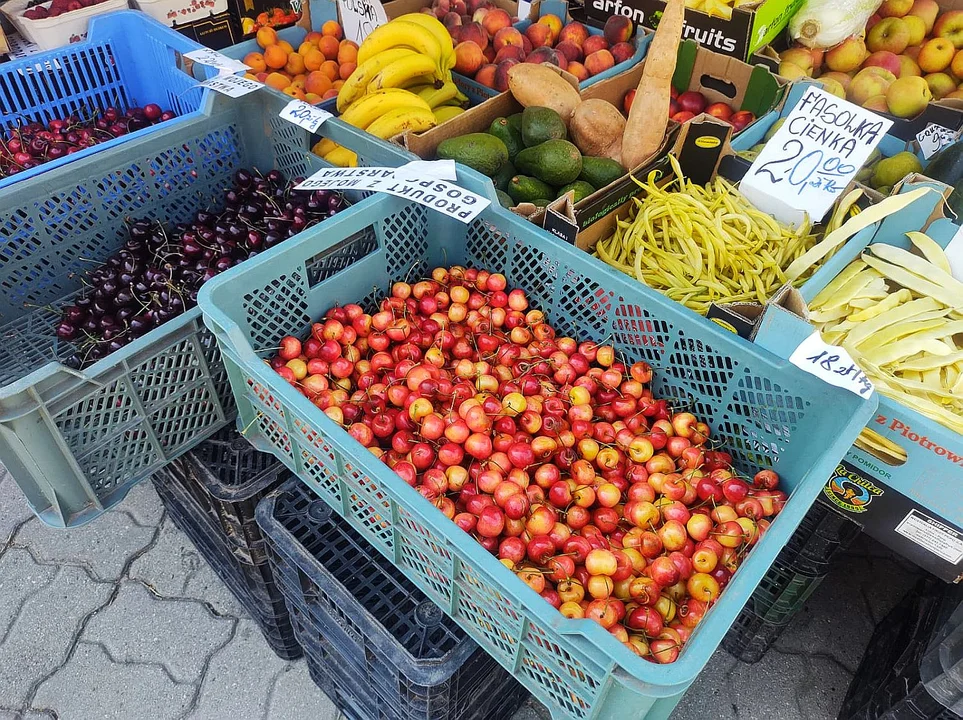 Owoce w lokalnym kiosku owocowo-warzywnym w Rzeszowie