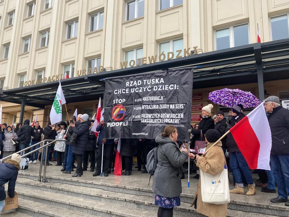 „Tak dla edukacji, nie dla deprawacji”. Protest przeciwko edukacji seksualnej pod urzędem wojewódzkim w Rzeszowie