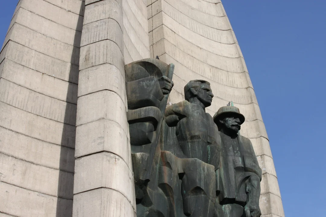 Pomnik Czynu Rewolucyjnego został ogrodzony. "Zagrożenie życia i zdrowia ludzkiego" [ZDJĘCIA] - Zdjęcie główne