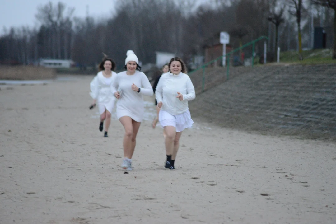 "Jezioro Aniołów" w lutym. Zobaczcie zdjęcia z plaży Jeziora Tarnobrzeskiego