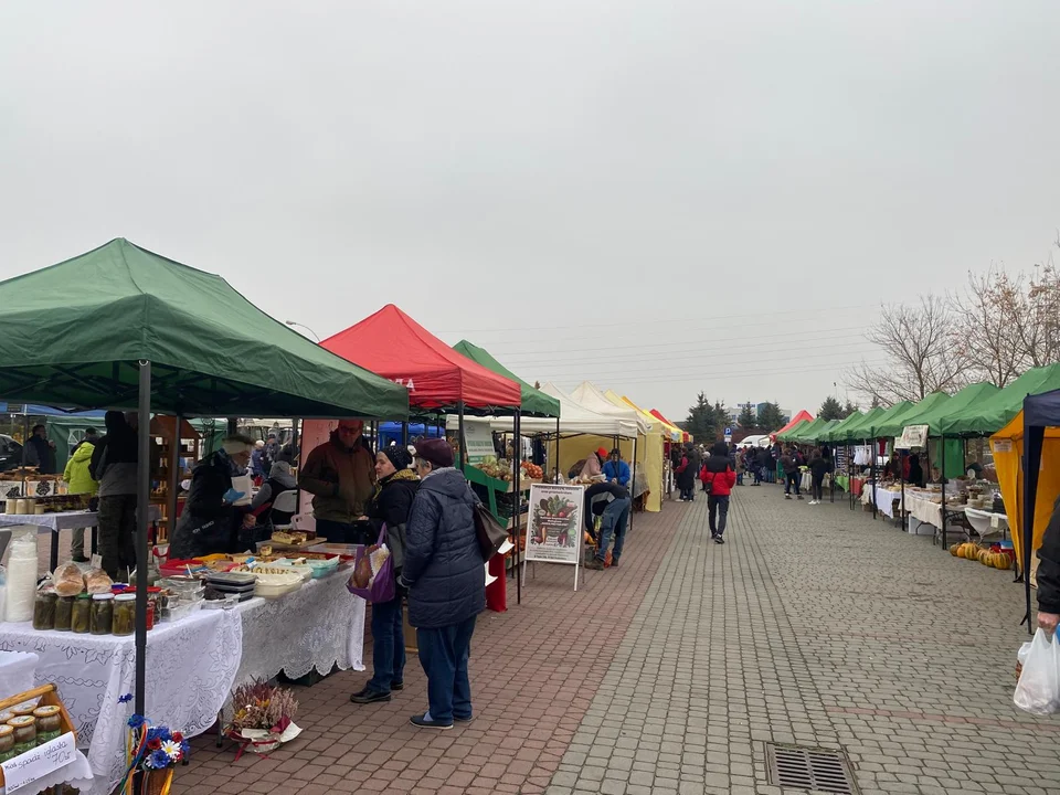 Swojskie wędliny, chleby, a nawet miody! Co działo się przy parku papieskim w Rzeszowie?