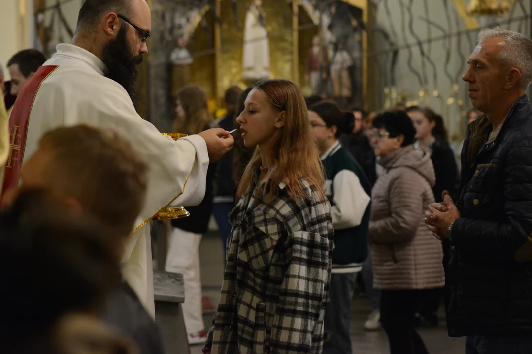 Relikwie bł. Carlo Acutisa, jednego z patronów Światowych Dni Młodzieży, w Parafii Św. Barbary w Tarnobrzegu
