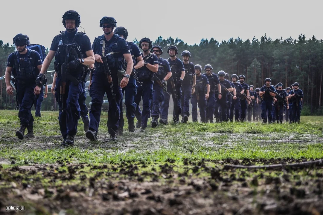 Wielkie ćwiczenia policji na poligonie w Nowej Dębie