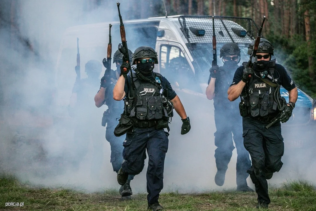 Wielkie ćwiczenia policji na poligonie w Nowej Dębie