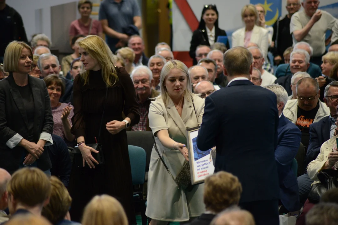 Donald Tusk w Tarnobrzegu. Tłumy mieszkańców na spotkaniu