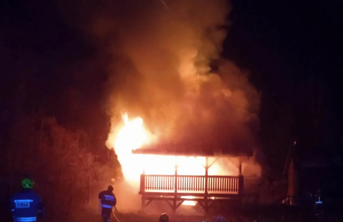 Nocny pożar domku letniskowego w Załużu [ZDJĘCIA,WIDEO] - Zdjęcie główne