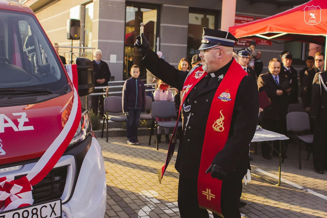 Uroczystość poświęcenia i przekazania nowego lekkiego samochodu ratowniczo-gaśniczego Peugeot Boxer.