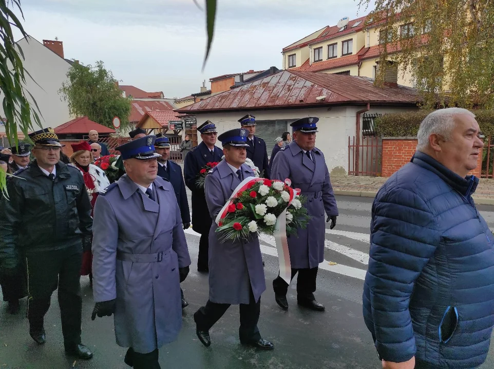 Narodowe Święto Niepodległości w Tarnobrzegu. Uroczystości przy pomniku Marszałka Józefa Piłsudskiego. - 104 lata temu narodziła się nowoczesna Polska - mówi prezydent miasta Dariusz Bożek [ZDJĘCIA - CZĘŚĆ 1]