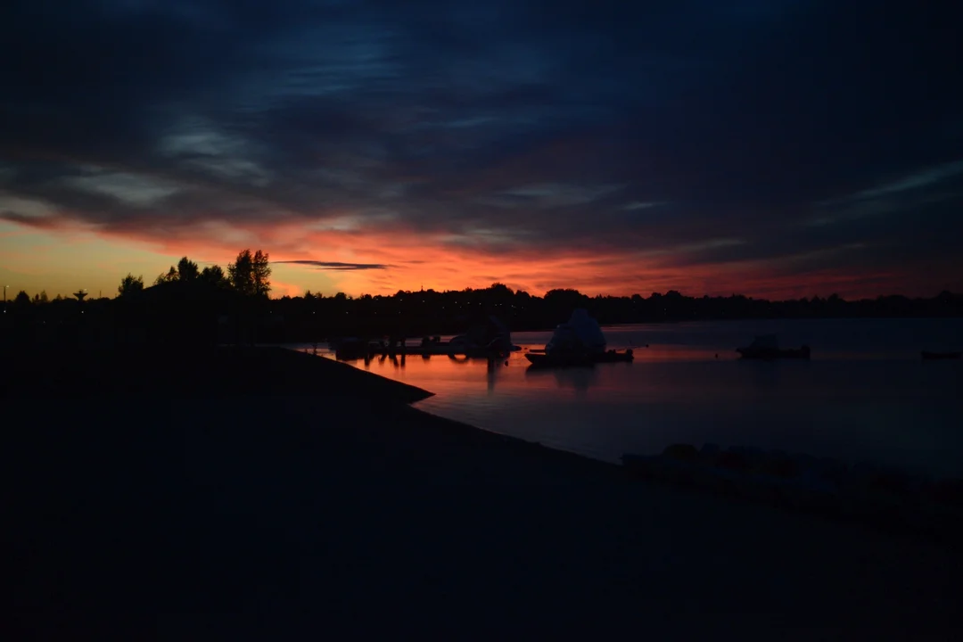 Wrześniowe "Jezioro Aniołów". Zobacz zdjęcia z wejścia do Jeziora Tarnobrzeskiego o wschodzie słońca