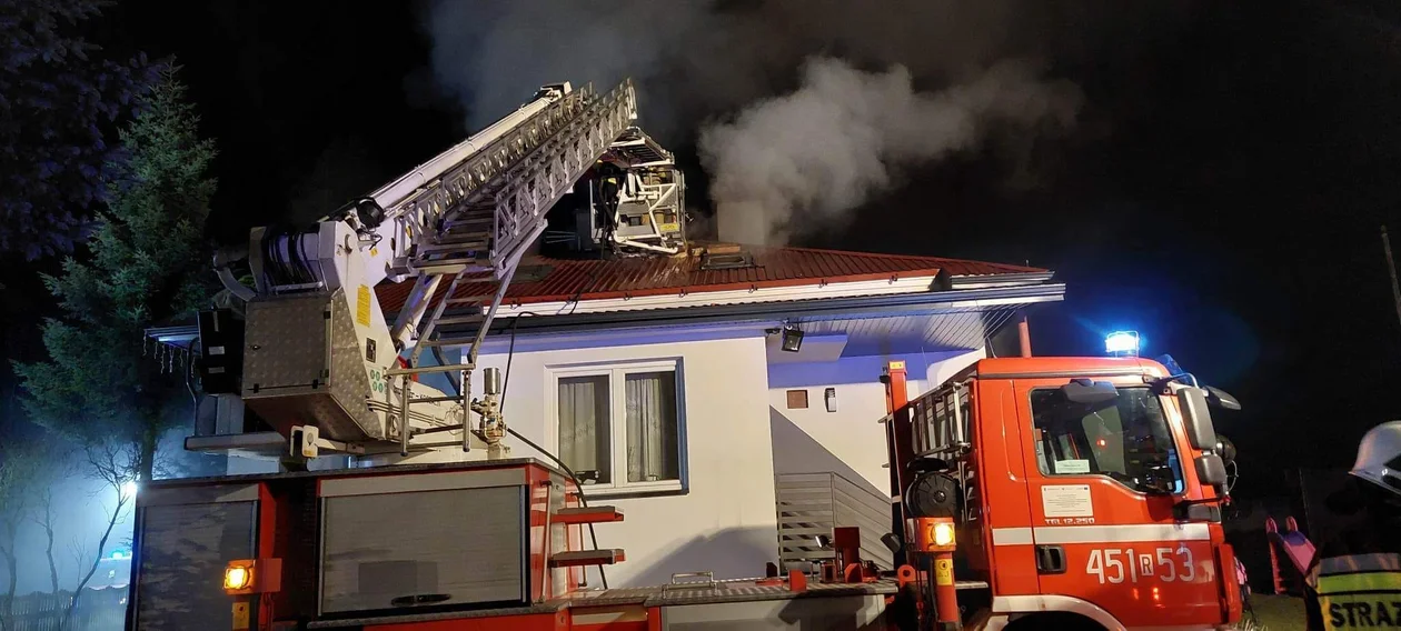 Kolbuszowska straż o pożarze domu w Cmolasie. Spaliło się całe poddasze. W akcji 25 strażaków [ZDJĘCIA] - Zdjęcie główne