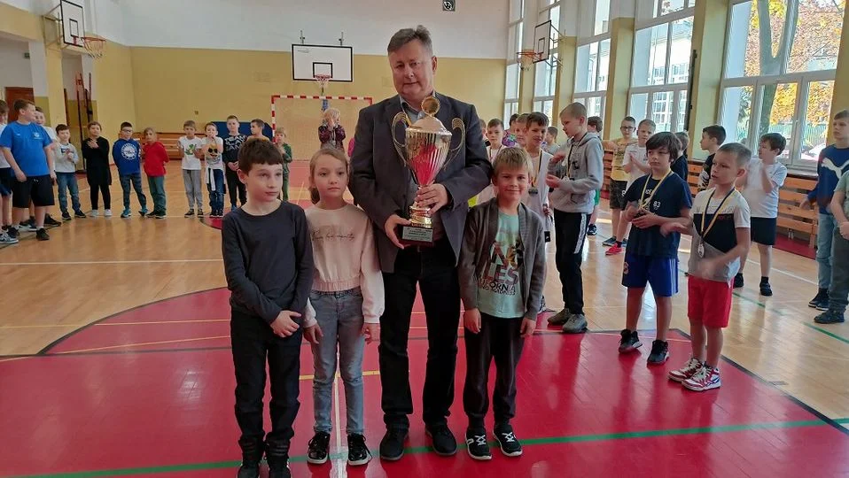 Szkoła Podstawowa numer 3 w Tarnobrzegu z medalami. Najliczniejsza ekipa podczas Biegów Młodzieżowych w trakcie Biegu Nadwiślańskiego