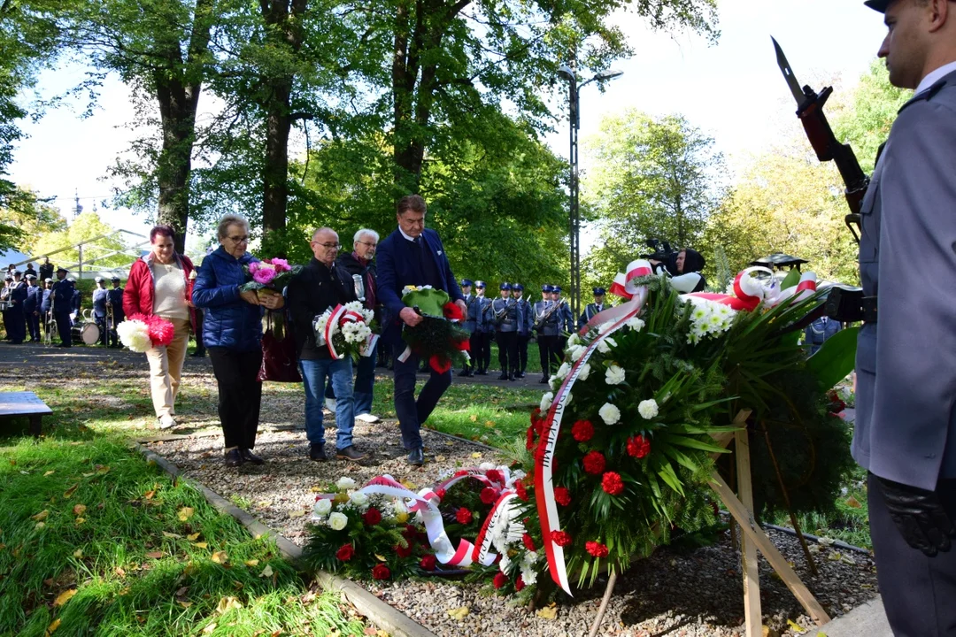 W Kalwarii Pacławskiej odsłonięto tablicę pamiątkową ku chwale poległych policjantów - Zdjęcie główne