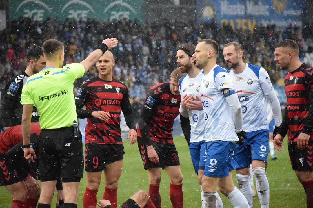 PKO BP Ekstraklasa. Bez przełamania na Solskiego. Stal Mielec przegrywa śnieżny mecz z Górnikiem Zabrze  [ZDJĘCIA, VIDEO] - Zdjęcie główne