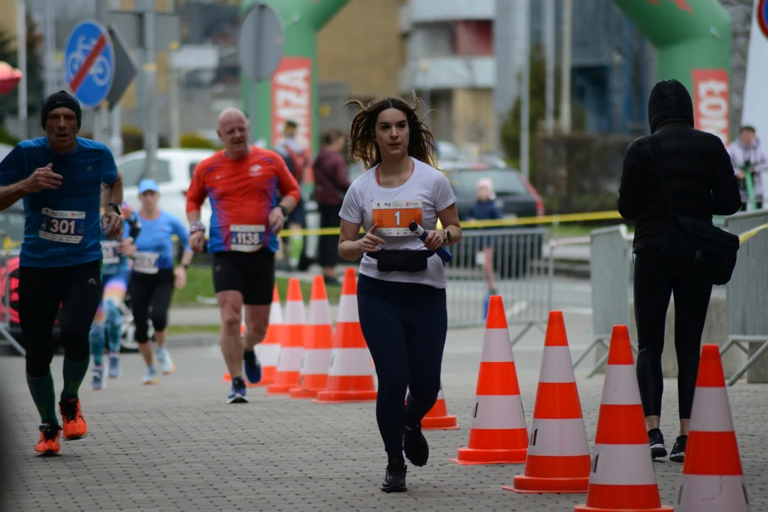 Mnóstwo biegaczy z całego regionu i nie tylko na 16. PKO Półmaratonie Rzeszowskim oraz 8. PKO Sztafecie Półmaratońskiej - zdjęcia część 2