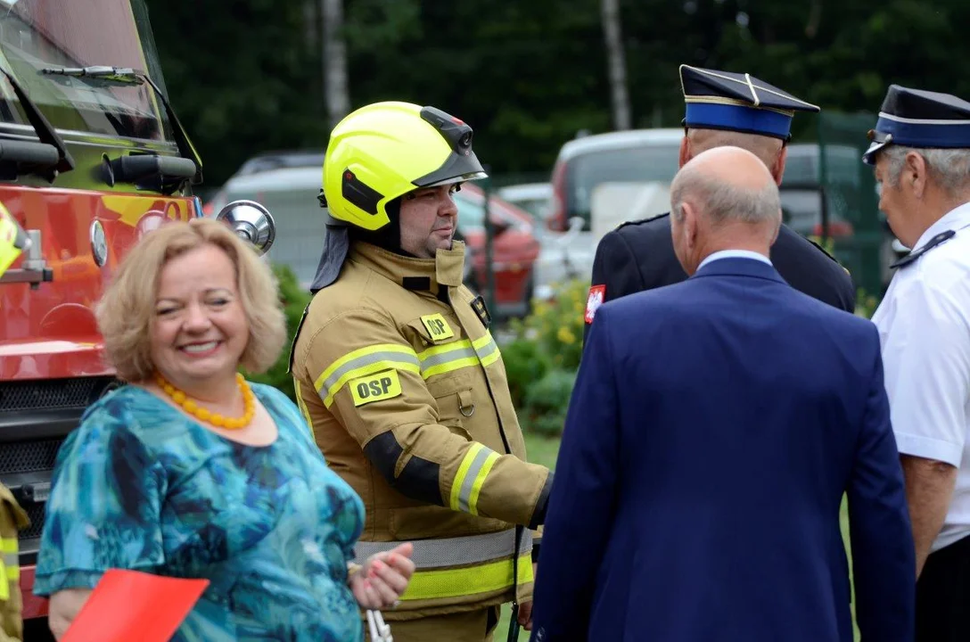 Oficjalne przekazanie "nowego" wozu dla OSP Nowa Wieś