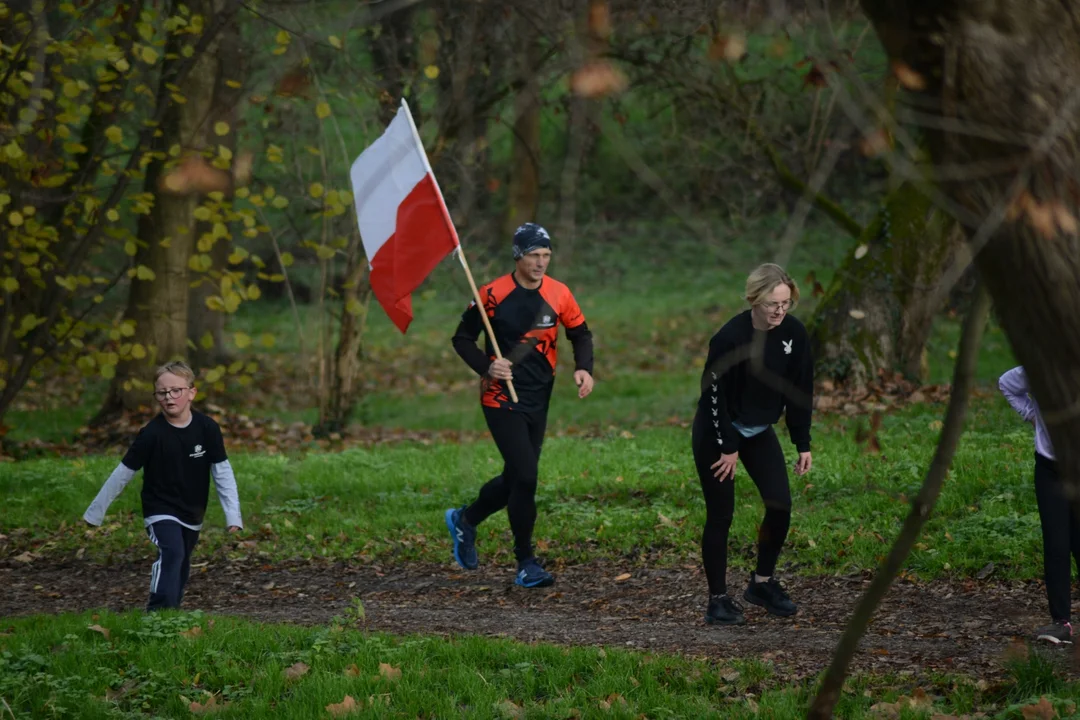 Tłumy na Biegu Historycznym "Dzieci dla Niepodległej" w Tarnobrzegu. Blisko 200 uczestników pobiegło alejkami Parku Dzikowskiego