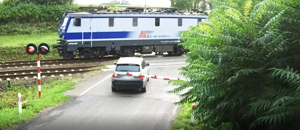 Wjechał na przejazd kolejowy w Ostrowie koło Radymna. Pociąg musiał się zatrzymać. Wszystko zostało nagrane [ZDJĘCIA, WIDEO] - Zdjęcie główne