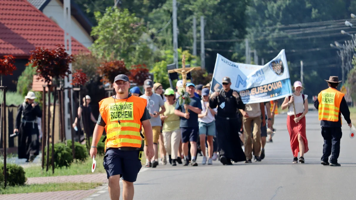 Pielgrzymi z Warszawy przeszli przez powiat mielecki. Przystankiem na trasie był Sarnów [ZDJĘCIA] - Zdjęcie główne