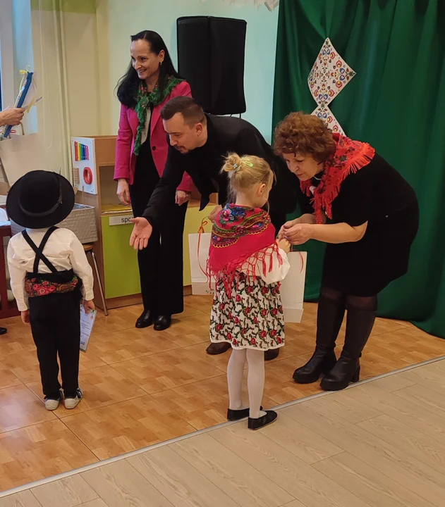 Przedszkolaki prezentują swoje talenty