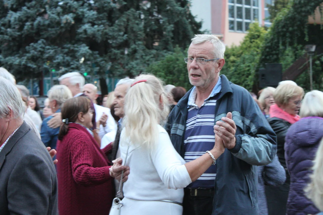 Korowód seniorów i potańcówka miejska w Parku Jedności Polonii z Macierzą