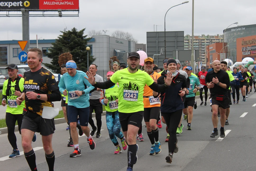 16. PKO Półmaraton Rzeszowski. Szczęśliwi biegacze na trasie oraz na meci