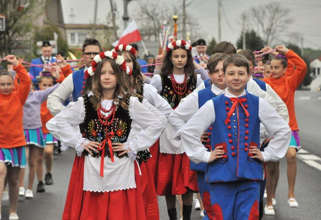 Święto Narodowe Trzeciego Maja. Barwny pochód przemaszerował ulicami Majdanu Królewskiego [ZDJĘCIA] - Zdjęcie główne