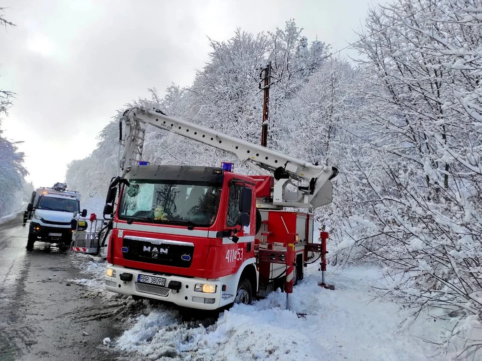 Trudne dni za strażakami z Podkarpacia. Silny wiatr, ciężki śnieg i mnóstwo szkód [ZDJĘCIA]