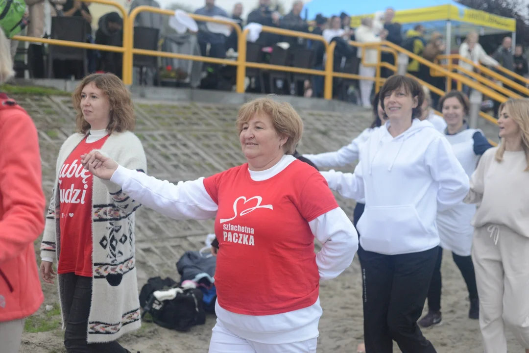 "Jezioro Aniołów" nad Jeziorem Tarnobrzeskim - zatańczyli poloneza na plaży