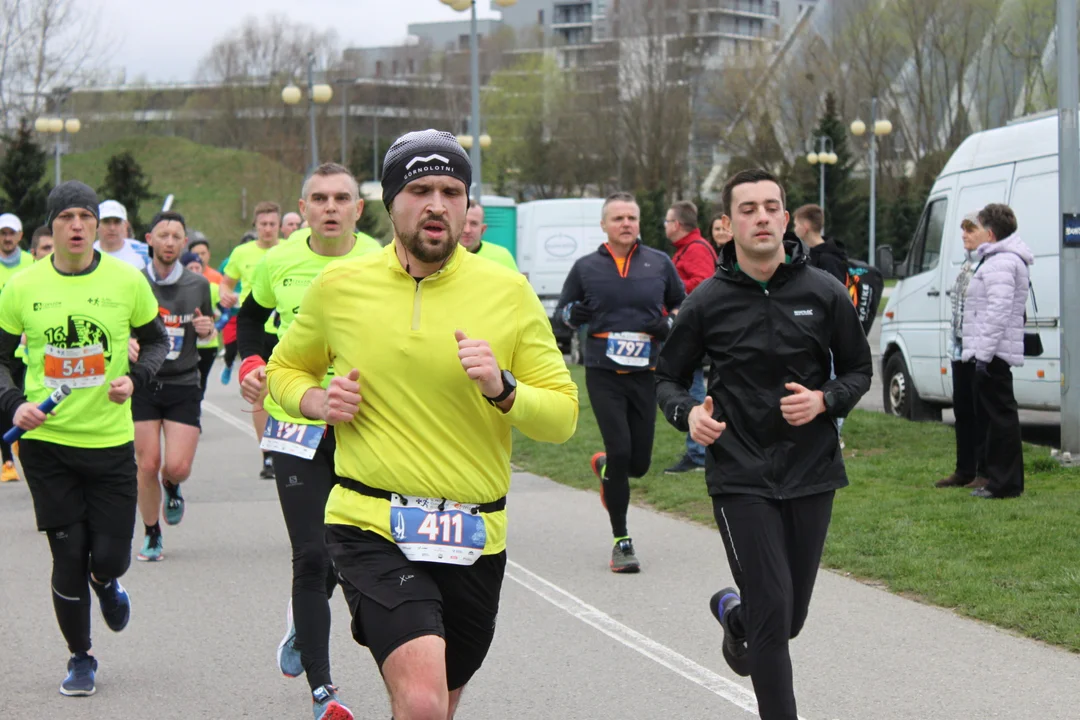 16. PKO Półmaraton Rzeszowski. Szczęśliwi biegacze na trasie oraz na meci