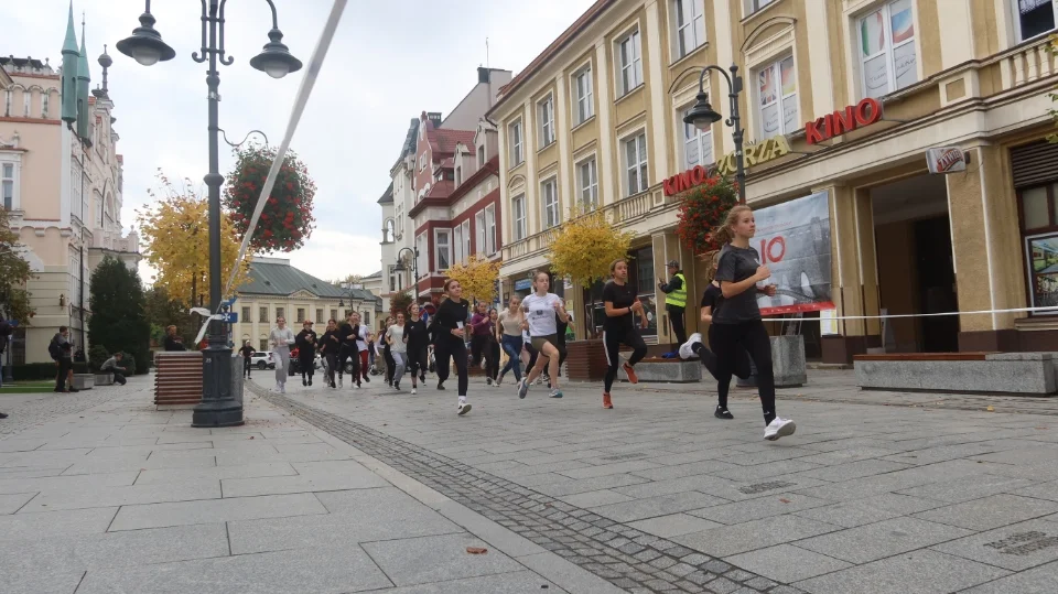 Biegi młodzieżowe 2022 w Rzeszowie. Mnóstwo uczestników [ZDJĘCIA, WIDEO]