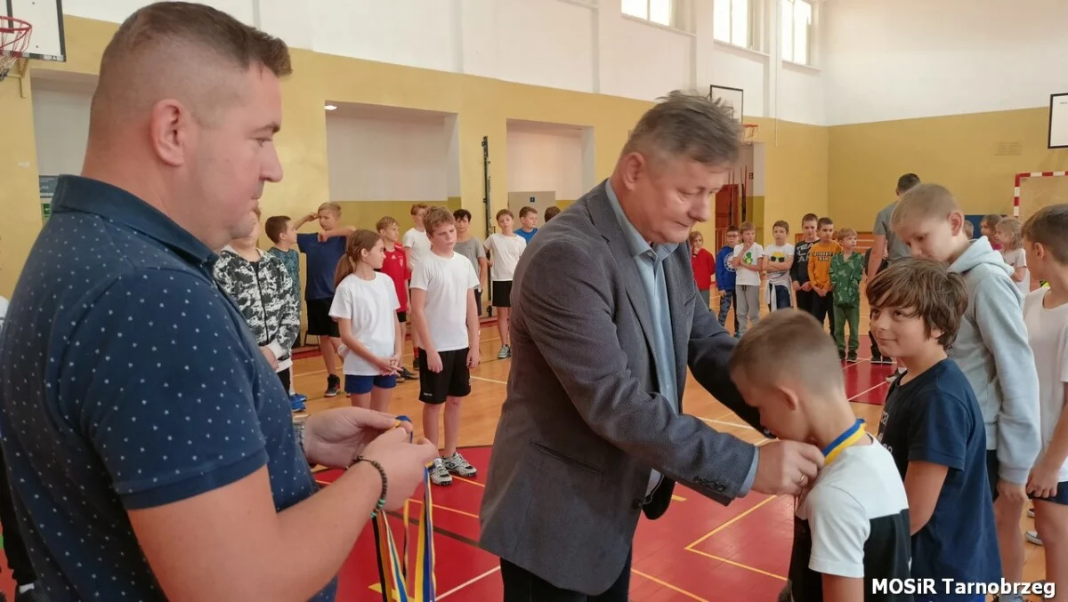 Szkoła Podstawowa numer 3 w Tarnobrzegu z pucharem i medalami za najliczniejszy udział w zmaganiach dzieci i młodzieży na Biegu Nadwiślańskim im. Alfreda Freyera [ZDJĘCIA] - Zdjęcie główne