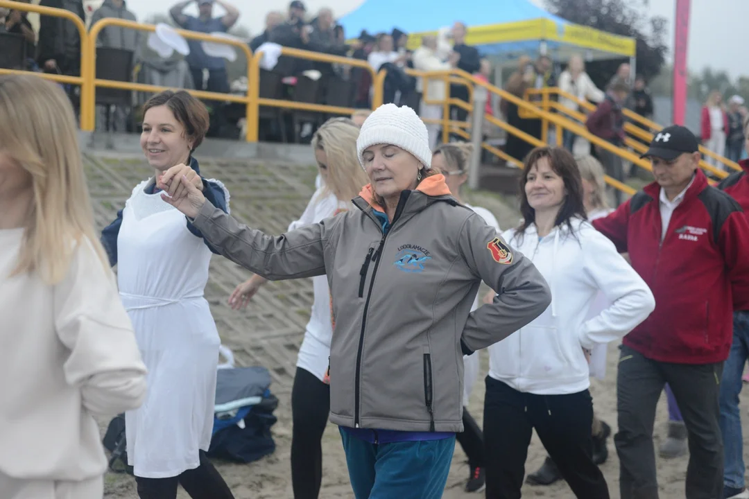 "Jezioro Aniołów" nad Jeziorem Tarnobrzeskim - zatańczyli poloneza na plaży