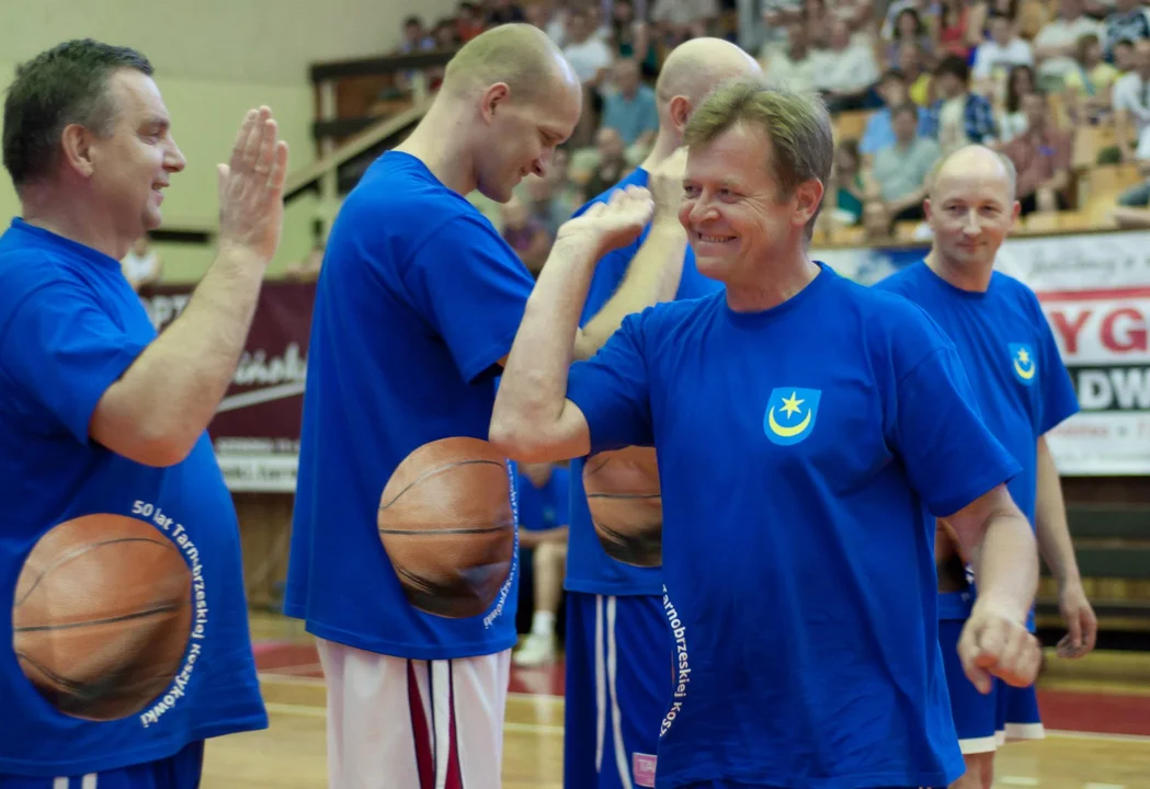 50 lat koszykówki w Tarnobrzegu. Efektowne wsady, zawodnicy Siarki, kibice i piękne Cheerleaders Gdynia