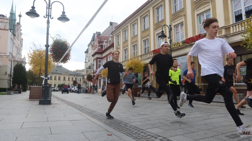 Biegi młodzieżowe 2022 w Rzeszowie. Mnóstwo uczestników [ZDJĘCIA, WIDEO]